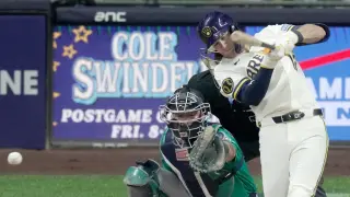 Brewers pull rookie Cooper Pratt after baserunning lapse and failed bunt