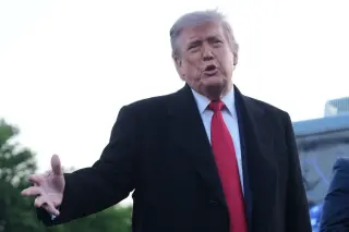 Trump inspects blue coating at Lincoln Memorial Reflecting Pool renovation