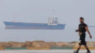 Hormuz Traffic Slows as Iran-US Clashes Renew Oil-Route Tensions