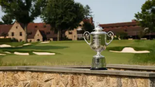 Smalley Holds Narrow PGA Lead as Crowded Sunday Unfolds at Aronimink