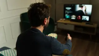 Heavy TV watching in midlife linked to brain changes decades later
