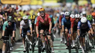Waerenskjold breaks through for maiden Tour de France stage win as Pogacar shields yellow