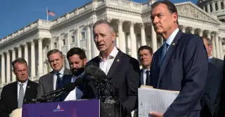 Midterm Republicans Fracture from Trump as War and Economy Weigh on Swing Districts