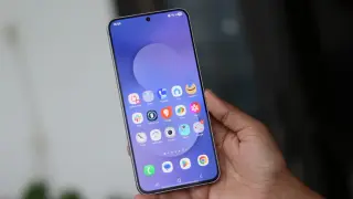 S26 FE leak hints at One UI 9.5 timeline, with shared wallpapers