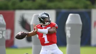 Hurts Shifts into Higher Gear in Eagles Camp, Say Fangio and Carter
