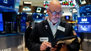 S&P 500 Near Records as AI Leaders Sustain a Cautious Rally