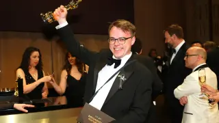 Lufthansa Reunites Missing Oscar With Co-Director After Trophy Vanishes