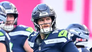 Darnold exits opener with hip injury; Seahawks hand reins to Drew Lock