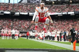 Chiefs Survive Late Raiders Rally to Stay 4-0, Walker's 177-Yard Rushing Outburst Decides Game