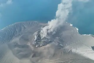 Anak Krakatau eruption eases as Indonesian airports extend flight disruptions