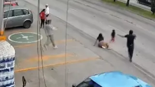 Puebla grocery manager dives into traffic to save toddler from oncoming minivan