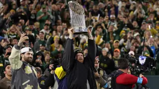 Brewers Bring Trophy to Lambeau Field, Milwaukee Closes Schools for Parade