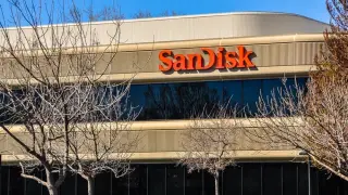 SanDisk Dips in Premarket as Earnings Preview Weighs on Memory Stocks