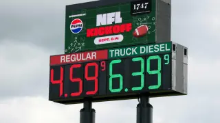 Fuel Prices Stay High as Midterm Looms, Testing Trump's Economic Legacy