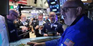 AI Bubble Fears Intensify as Economists Warn of Hidden Leverage and Political Backlash
