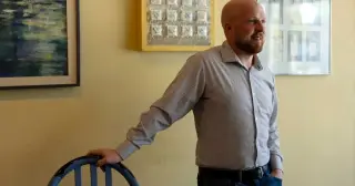 Alaska’s Democratic Challenger Leverages Republican Fracture in High-Stakes Midterm