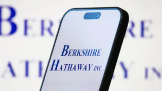 Berkshire Hathaway Expands Investments and Boosts Buybacks in Q2, Cash Dips