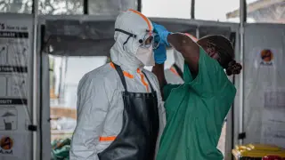 DR Congo Ebola toll nears 1,000 as frontline vaccine trials are planned
