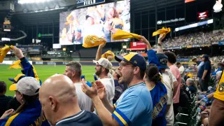 Brewers Crowd Hits 114 Decibels in NLCS Opener Win