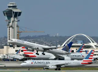 Delta's Starlink Rejection Triggers Musk Threat and Rival Status Match Push