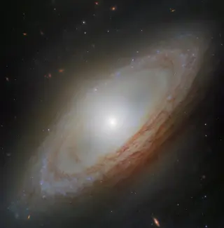 Hubble reveals NGC 4698’s perpendicular bulge and active black hole