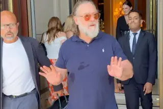 Crowe Draws the Line: Autograph Hunters Told to Back Off Outside Paris Hotel
