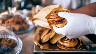 Border Patrol arrest rewrites a Florida bakery’s cinnamon roll mystery