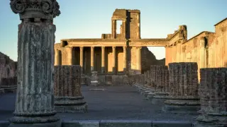 Tom Hiddleston guides a cinematic tour of Pompeii’s last day