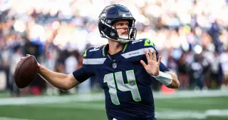 Darnold exits Seahawks opener early with hip injury, Seahawks rally to beat Patriots