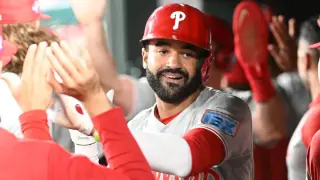 Hill's spectacular catch lifts Phillies past Mets 2-1