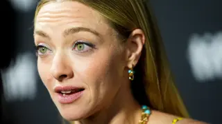 Amanda Seyfried's Home Performance of Joni Mitchell's 'A Case of You' Ends in Scream