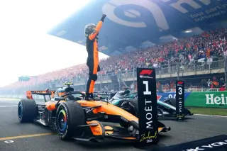 Norris signs long-term McLaren deal to 2030, reshaping the Piastri era