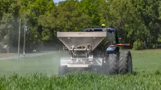 Fertilizer squeeze pushes U.S. farmers to cut inputs and pivot to soybeans
