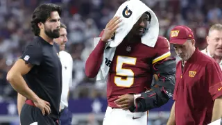 Daniels weighs season-ending surgery vs. rehab after second elbow dislocation
