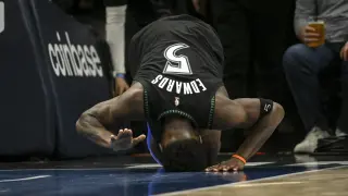 Edwards sidelined weeks with left-knee bone bruise as Wolves go up 3-1