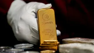 Gold set for worst quarter in over a decade as retail frenzy fades