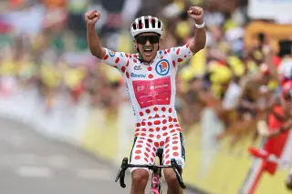 Carapaz seals dramatic Alpe d’Huez stage 20 win as Kuss crashes twice