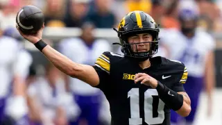Iowa to likely start backup QB Hecklinski against Washington as Brown recovers from shoulder injury