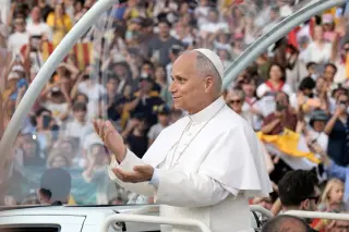 Pope urges Spanish youth to hold fast to faith at Barcelona vigil