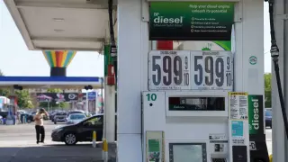Oil tops $100 and inflation fears fuel higher odds of a Fed rate hike