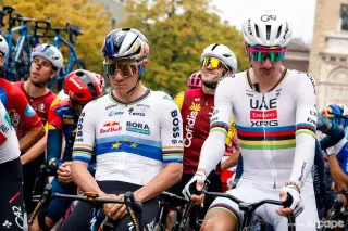 Il Lombardia start delayed as peloton protests vehicle safety after Tarling death
