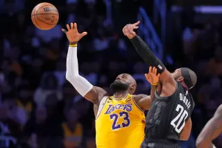 Kennard powers short-handed Lakers past Rockets in Game 1 playoff opener