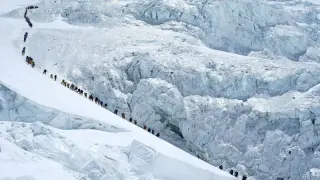 Everest Summit Record: 274 Climbers Reach South Side in a Day