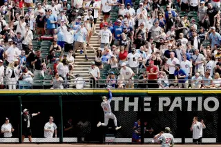 Crow-Armstrong apologizes for heated exchange with White Sox fan after misplay