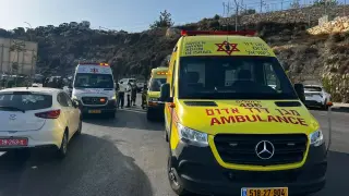 Hebron shooting kills two, wounds five as Netanyahu orders West Bank lockdown