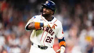 Trammell’s presumed homer ends in wall drama as Astros stare from empty dugout