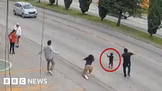 Pallet jack saves toddler from speeding traffic in Puebla