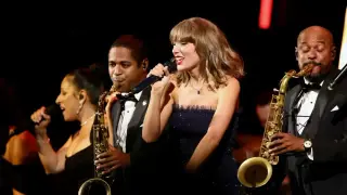 Swift Returns to Stage with Four-Song Set at Academy Gala