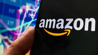 Tech Giants' AI Spending Triggers Historic Market Divergence and Cash Flow Crisis