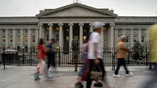 US 10-Year Treasury Yields Retreat from 24-Year High After Strong Auction, but European Bonds Face Pressure
